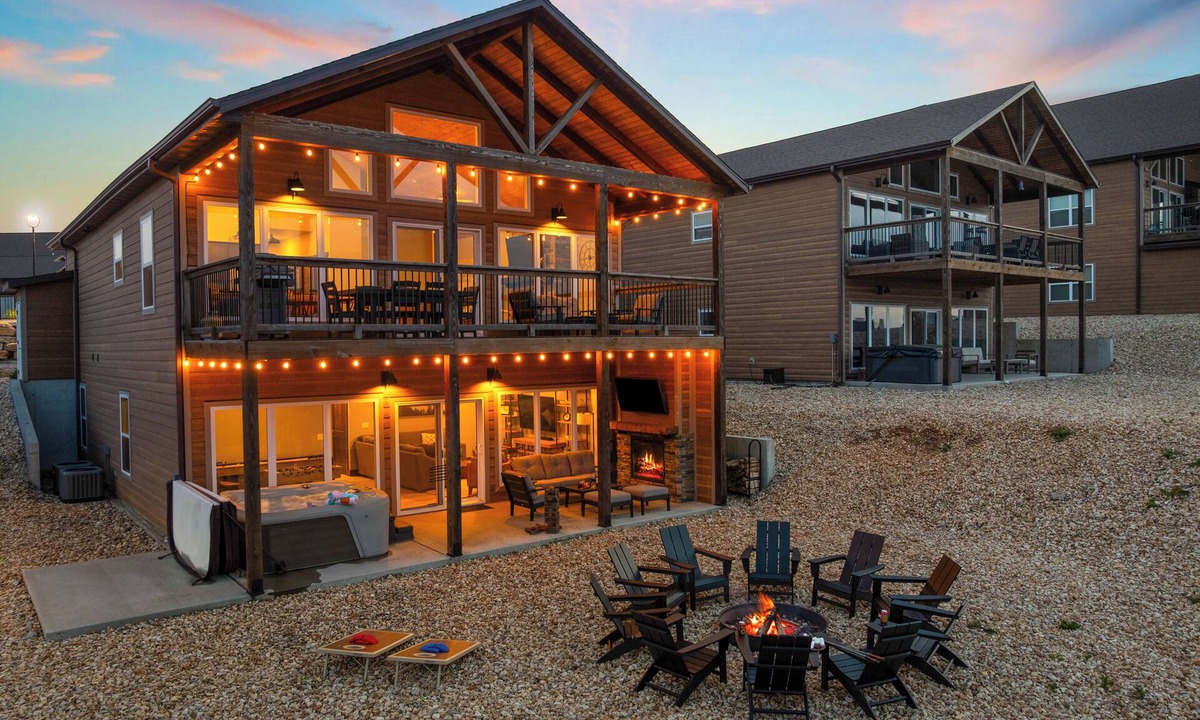 Kimberling City House | Views! Private Hot Tub, Fire Pit, Pools, Lazy River, 5 BR, 18 mins to SDC