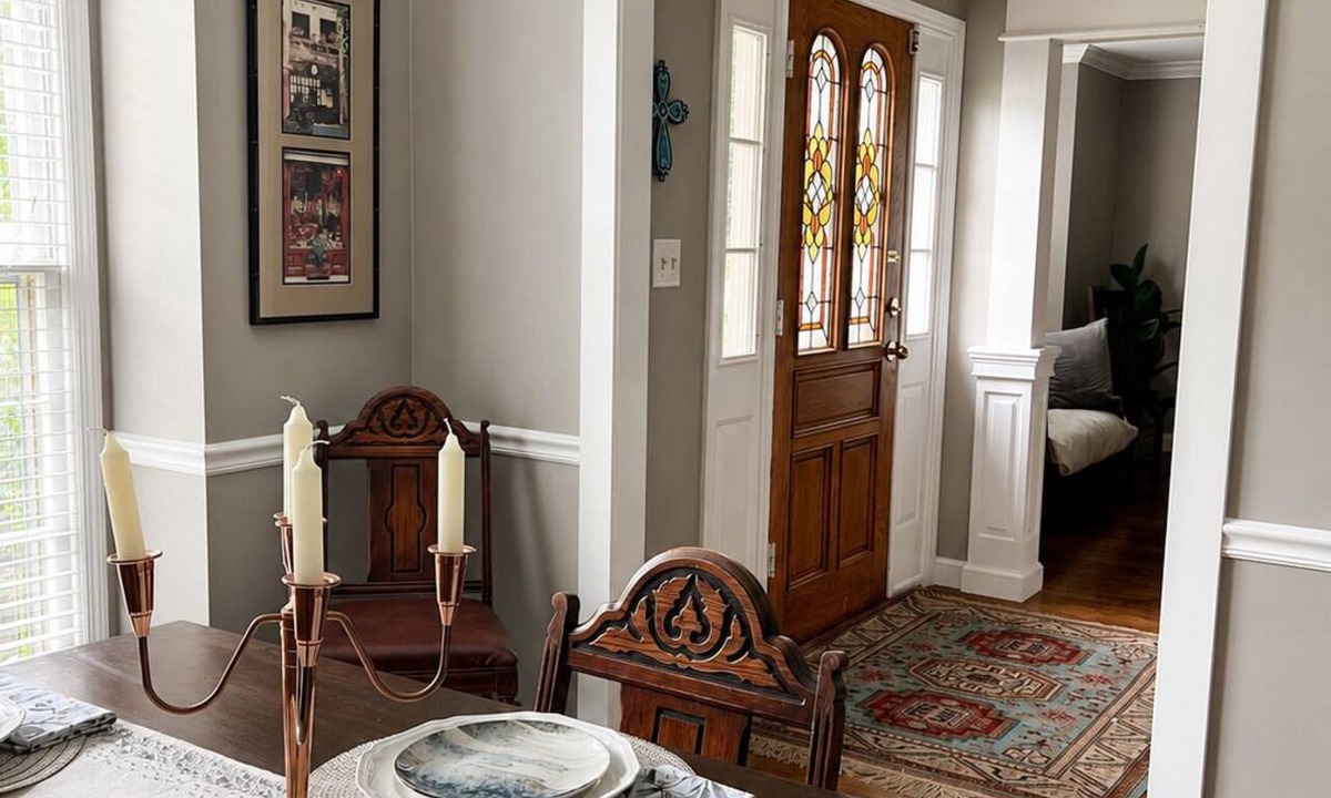 Clarksville House | Vintage charm- Cozy comfort in a quiet setting-entire house