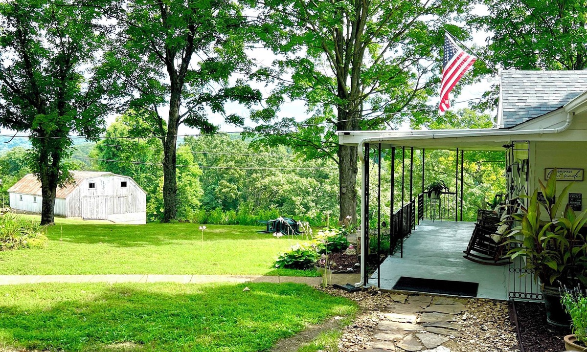 Steelville Cottage | Viola’s Cottage- River access, Peaceful, Scenic, New Reno