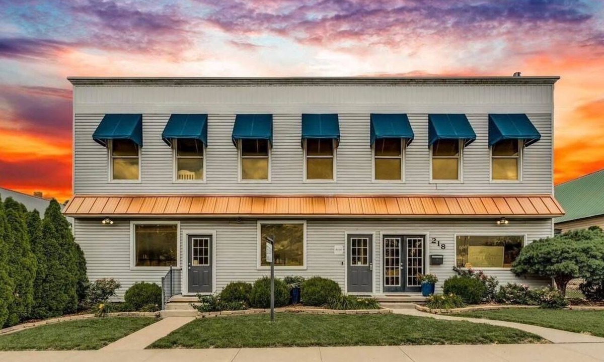 Newton House | Voted #1 place to stay in Newton, KS. Beautiful and spacious loft near downtown.