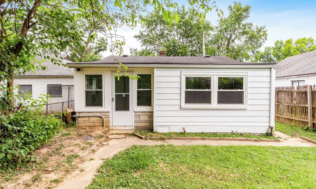 South Louisville Cottage | Walk to Churchill Downs Derby Week Private Cottage Sleeps 4-6