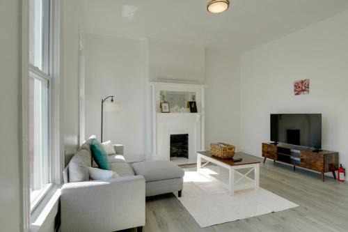 South Louisville Apartment | Walk to Churchill Downs: Pet-Friendly Retreat!