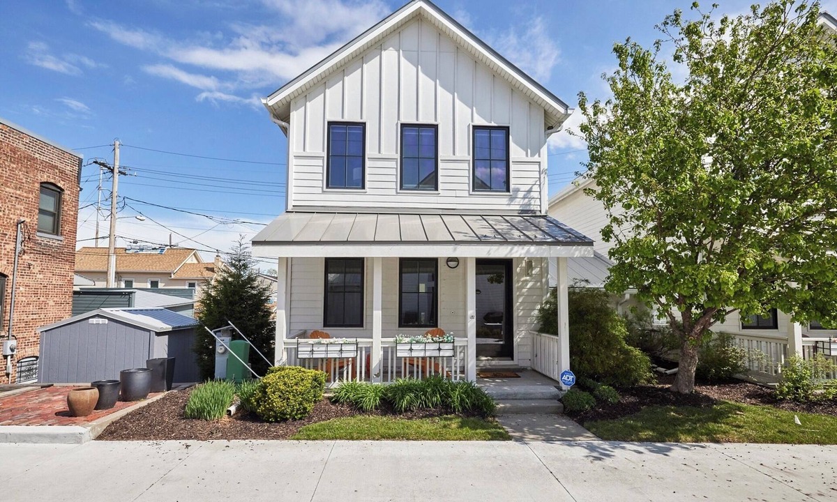 Little Italy House | Walk to Downtown 3BR/3BA Townhome Garage + Porch