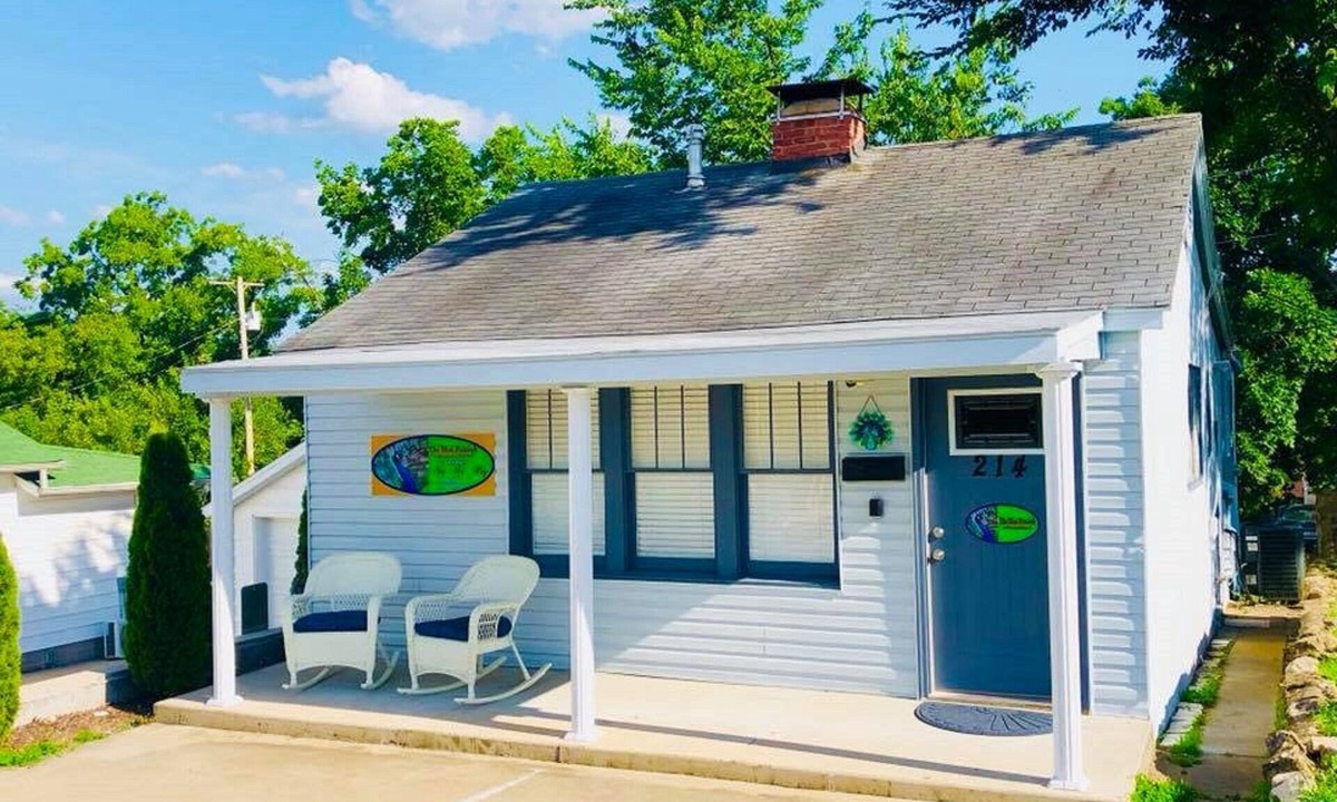 Downtown Branson House | Walk to Downtown/The Landing! Beautiful cottage, cozy private hot tub!
