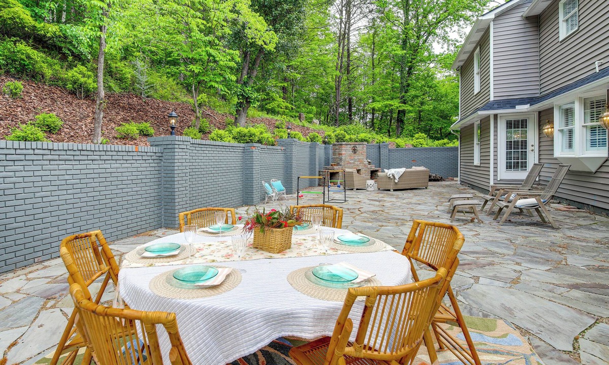 London House | Walk to Main St! 4-Acre Family Escape in London