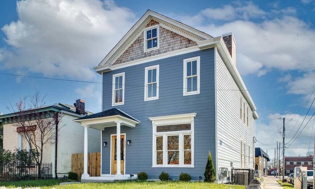 Butchertown House | Walk to NULU, 2 Kitchens+4 Baths-Group Haven HQ! 16+ guests | 7 bedrooms | 11 beds | 4 baths