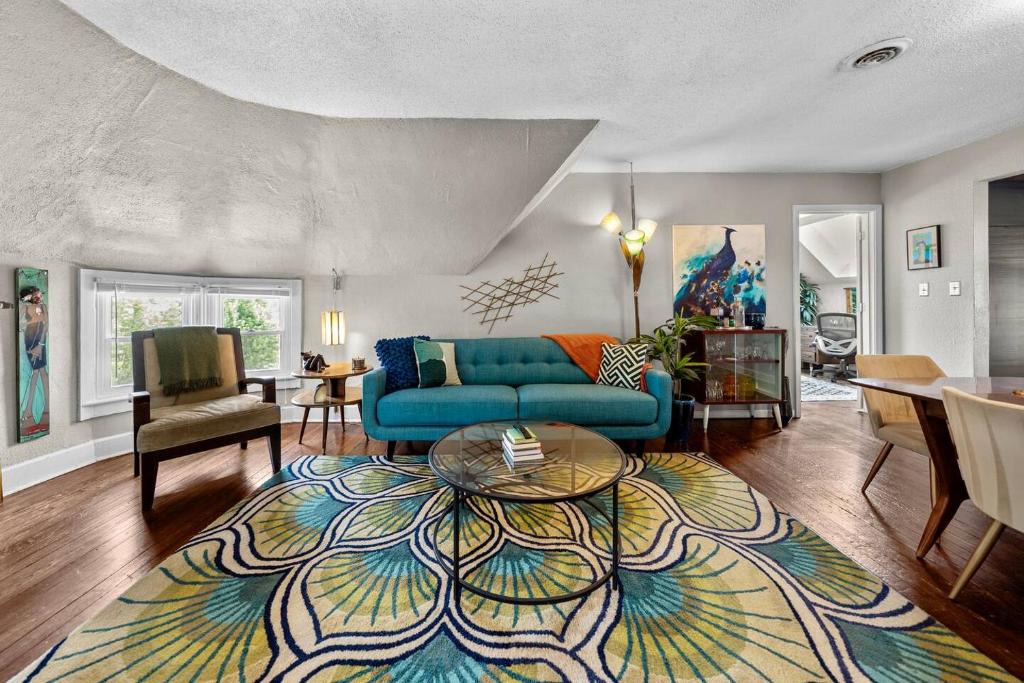 Southmoreland Apartment | Walk to Street Car! Historic Midcentury Apartment near Plaza & Westport