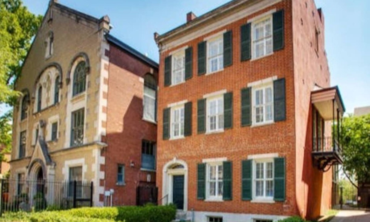 Downtown Louisville House | Walk to Whiskey Row & KICC | Downtown Group Stay 16+ guests | 7 bedrooms | 15 beds | 7 baths