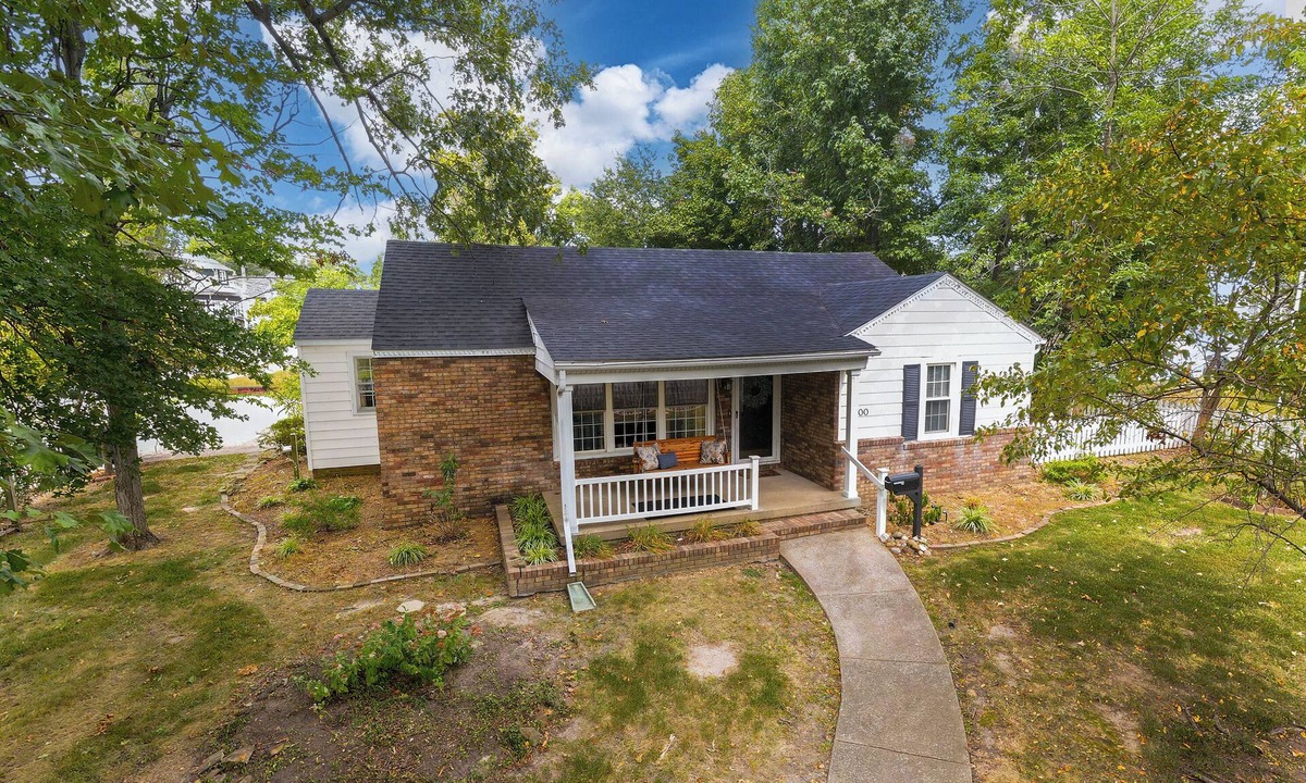 Marion House | Walkable 2BR Cottage in Downtown Marion