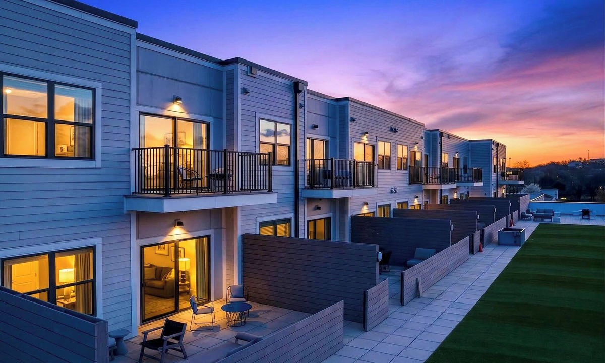 Midtown House | Walkable Hillsboro Village Terrace Near Downtown + Music Row | Belcourt