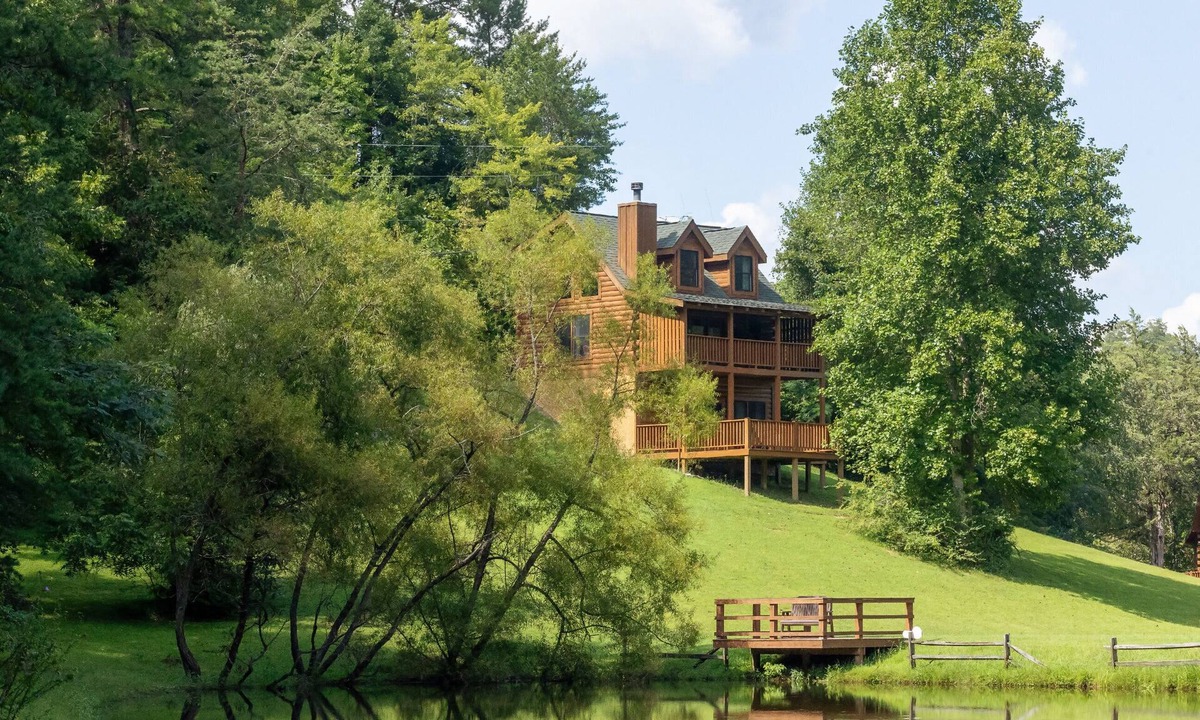 Sevierville Cabin | Walking Distance to Fishing Ponds, Pool, Putt Putt! 5 miles from Town!