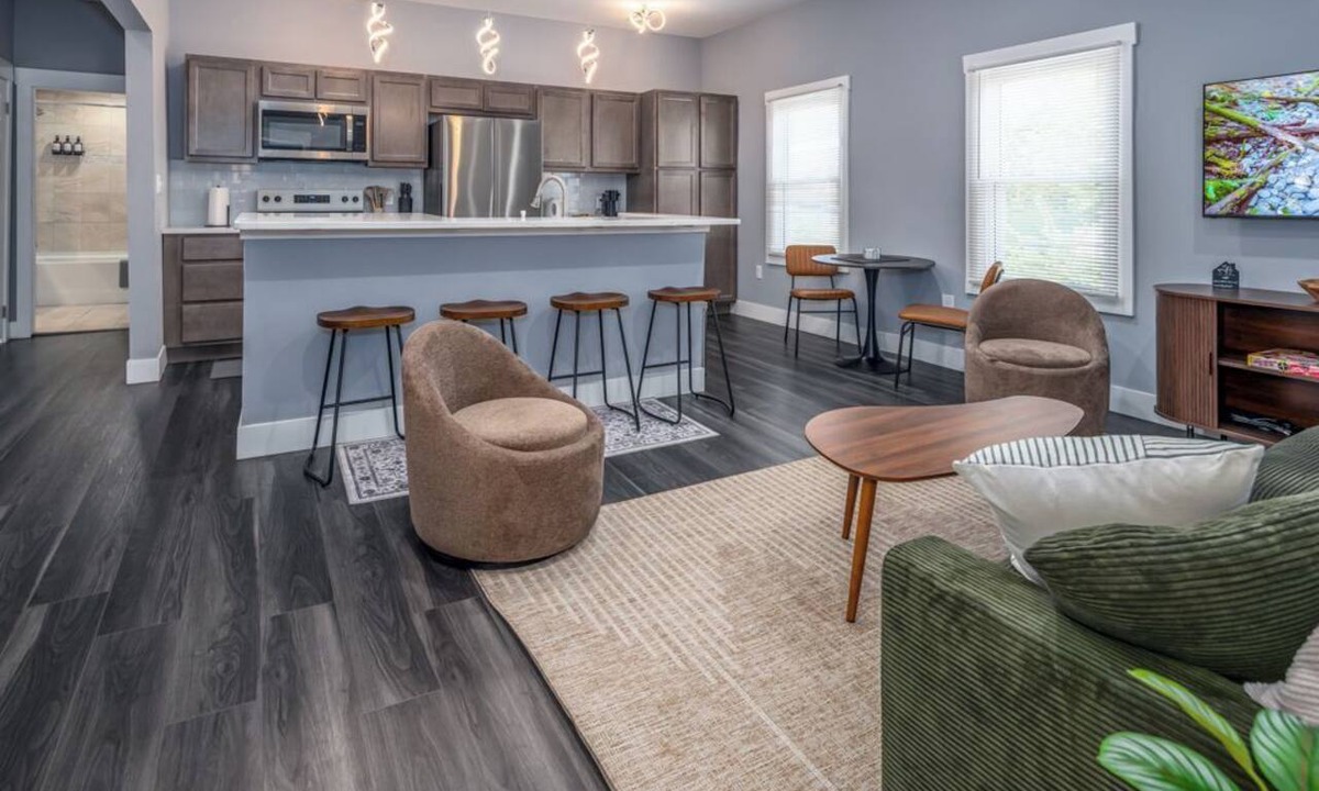 Walnut Hills Apartment | Walnut Hills+Sleeps 7ppl+King+Queen Beds+Parking+Wifi+Smart Tvs