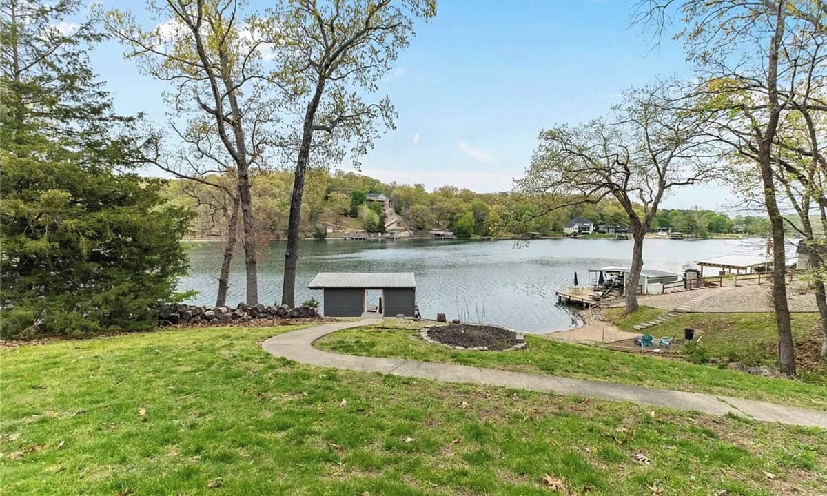 Bella Vista House | Waterfront Lakehouse with Dock, Kayaks, Paddleboards, Hot tub