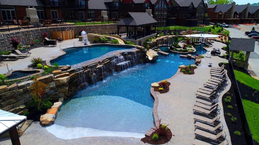 Indian Point House | WaterMill Cove Resort 8Bed Lakefront Lodge 2 miles to SDC HUGE POOL