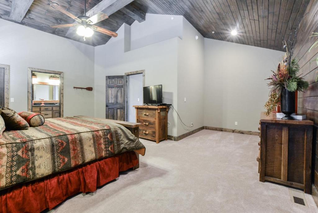 Indian Point Cabin | WaterMill Cove Resort Lakefront Lodge 2mi to SDC POOL HOT TUBS Kayaks