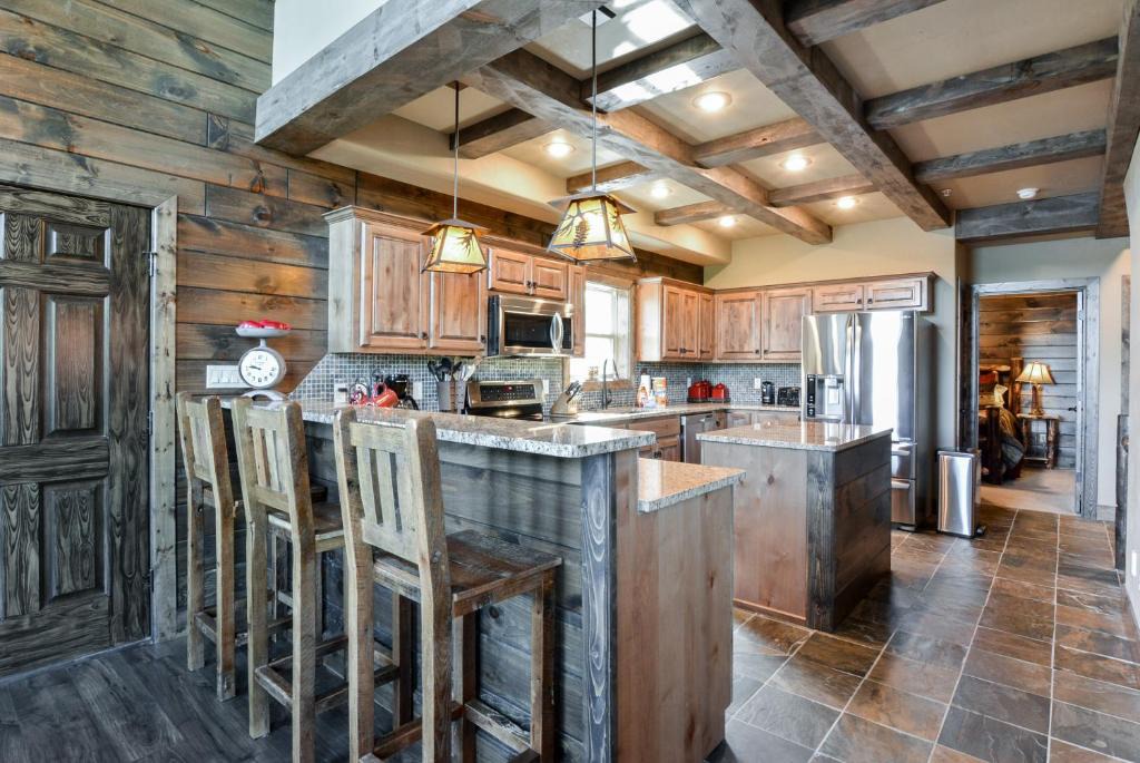 Indian Point House | WaterMill Cove Resort LUXURY Lakefront Lodge 2mi to SDC FREE Amenities HUGE POOL