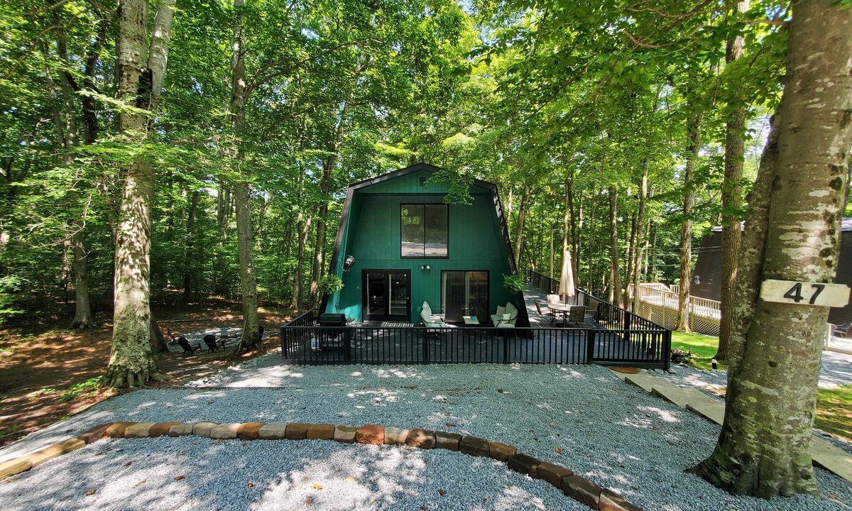 Jamestown Cabin | "Weekend at Bernie's" 1 mile to Jamestown Marina, Jamestown, KY