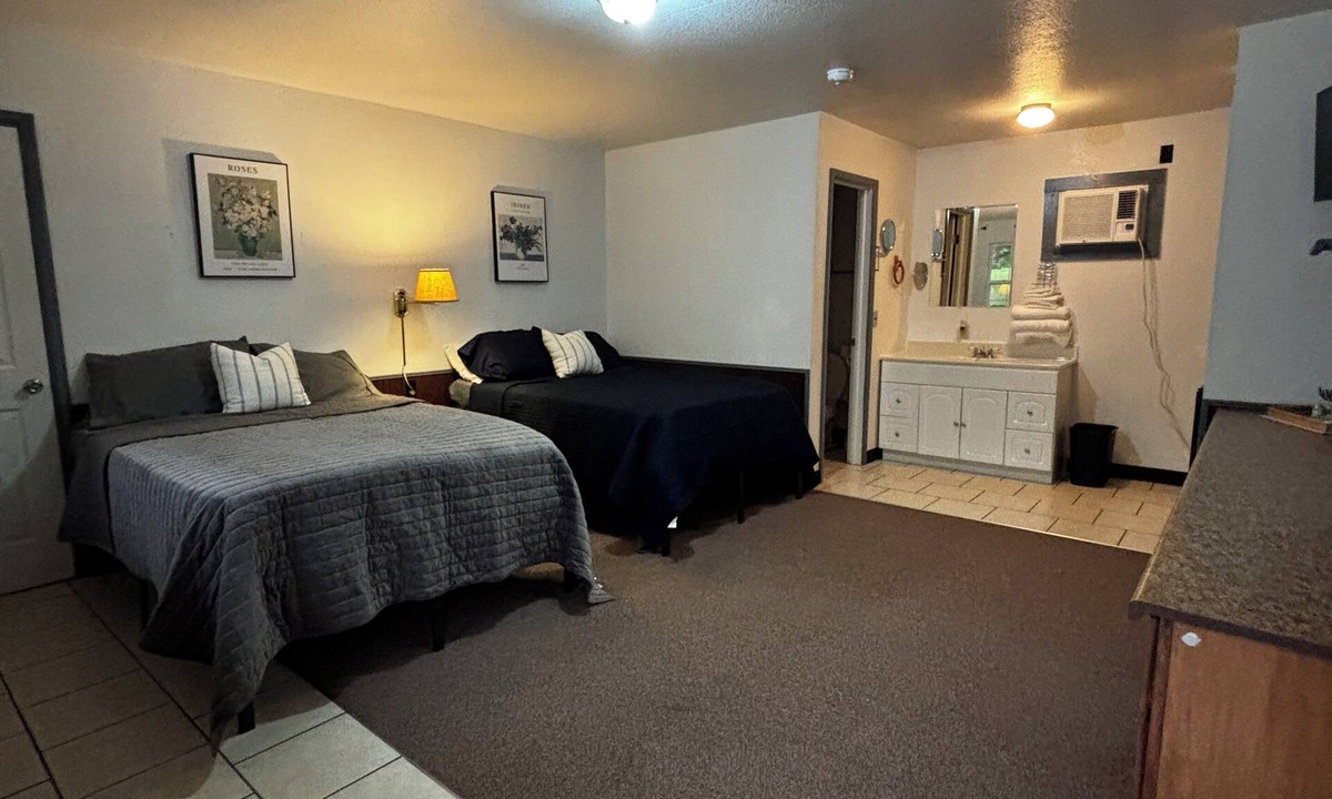 Eminence Hotel | White family cabin 1B