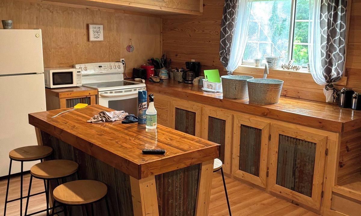 Eminence Apartment | White Family Suite