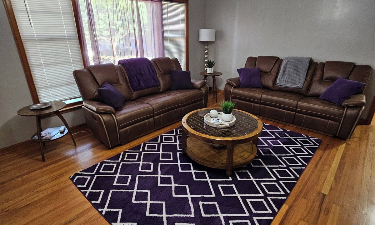 Manhattan House | Whole House Sleeps 9 with Ample Space Close to KSU & MHS