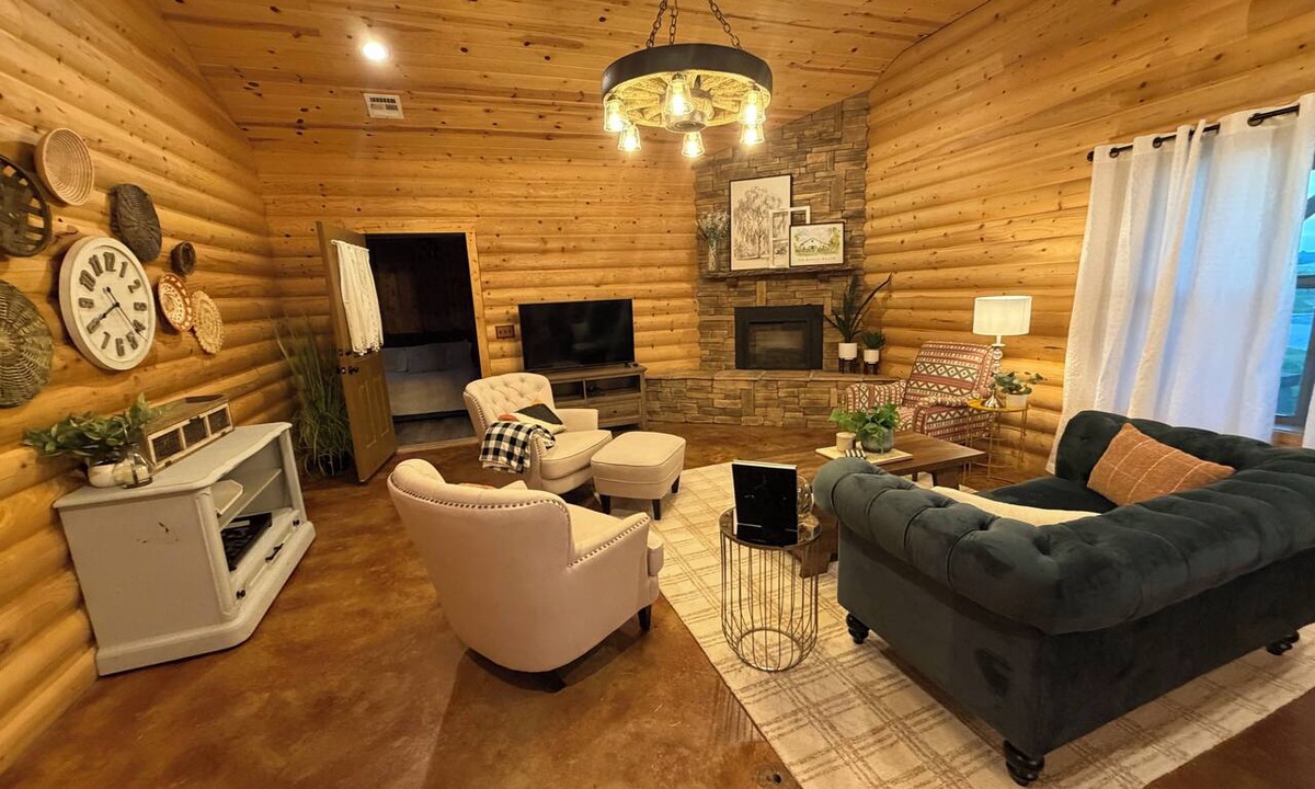 Bentonville House | Willow Wood: Peaceful Retreat on 6 Acres