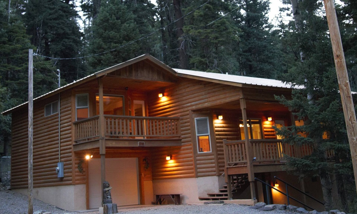 Cloudcroft Ski Chalet | Woodlands Way Chalet- A cozy get-away in Cloudcroft NM.