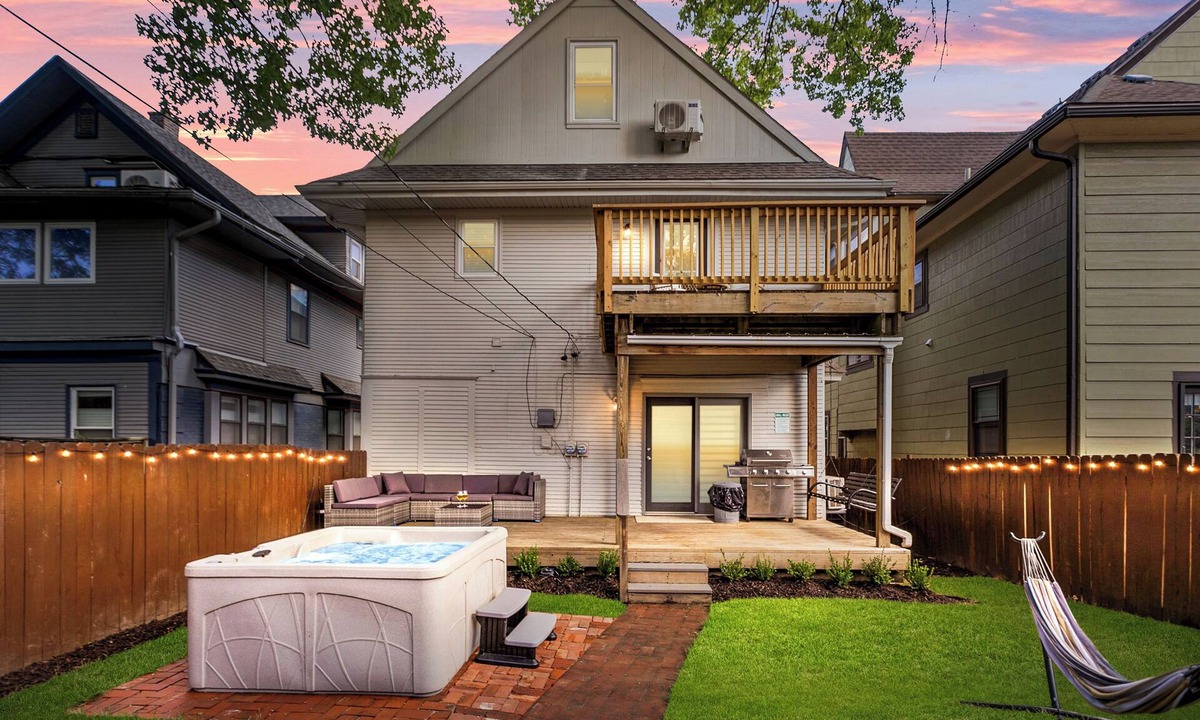 Southmoreland House | World Cup HQ! 6BR KC Home w/Hot Tub, Cinema, BBQ & Game Room