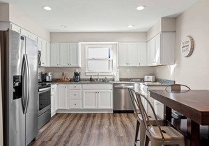 6BR Near Ark! Ample Parking, 3 Baths, Sleeps 16!