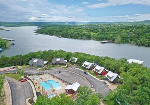 Bluff Cabin #3 with 5 bedrooms & Hot Tub