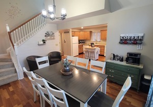 Chalet Haus. 5 min from the Ark Encounter. Room for 10 with gameroom and deck.