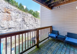 Convenient Condo in Great Location w/Shared Pool, Private W/D, Free WiFi, Cable