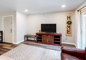 Convenient Condo in Great Location w/Shared Pool, Private W/D, Free WiFi, Cable