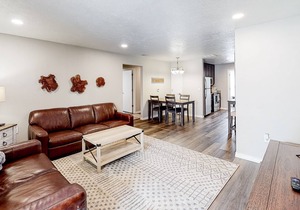 Convenient Condo in Great Location w/Shared Pool, Private W/D, Free WiFi, Cable