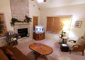 Cozy Up By the Fire in this Exquisite Villa in Stonebridge! Close to Branson!