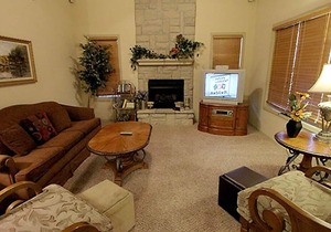 Cozy Up By the Fire in this Exquisite Villa in Stonebridge! Close to Branson!
