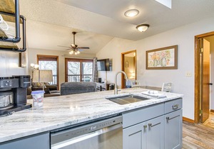 Family-Friendly Condo: 1 Mi to Silver Dollar City!