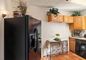 Fort Marcy 100 | Walk to Plaza | Full Kitchen | Hot Tub | Pool | End Unit | Single Level