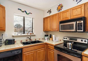 Fort Marcy 100 | Walk to Plaza | Full Kitchen | Hot Tub | Pool | End Unit | Single Level