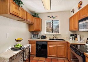 Fort Marcy 100 | Walk to Plaza | Full Kitchen | Hot Tub | Pool | End Unit | Single Level