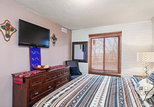 Fort Marcy 100 | Walk to Plaza | Full Kitchen | Hot Tub | Pool | End Unit | Single Level
