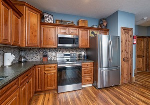 Gorgeous 10 Bedroom Lakefront Lodge
