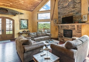 Gorgeous 6 Bedroom Lakefront Lodge