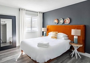 Gorgeous CozySuites Camelback with pool, parking! 08