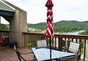 Lake view penthouse next to Silver Dollar City