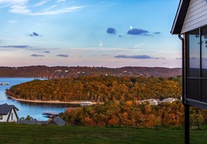 Lakefront Luxury Private Lodge Dock, Pool, Free Mini Golf, Hot Tub! 15 Min to SDC!