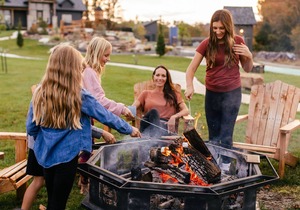 Lakefront Luxury Private Lodge Dock, Pool, Free Mini Golf, Hot Tub! 15 Min to SDC!