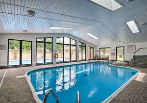 NEWLY REMODELED LUXURY WALK-IN CONDO /Heart Of Branson/ Indoor Pool/Spacious
