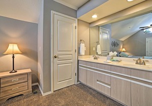 Penthouse Condo w/ Pool 8 Mi to Silver Dollar City