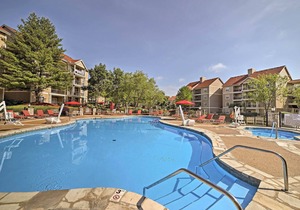 Penthouse Condo w/ Pool 8 Mi to Silver Dollar City