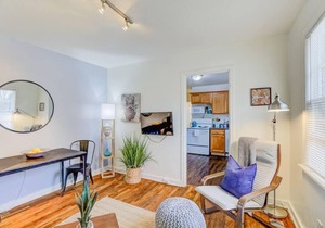 Rock ‘n Relax: 15 Min to Graceland | Free Parking